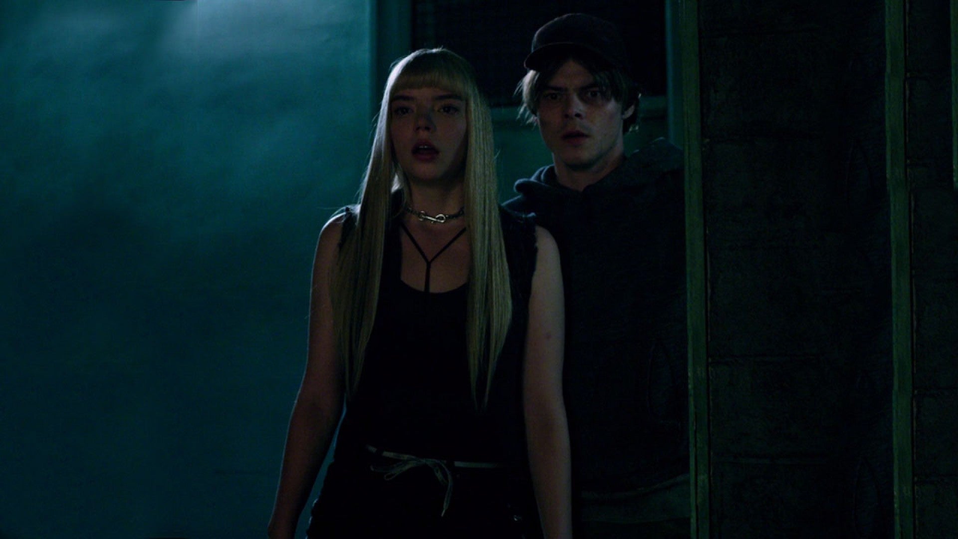 The New Mutants' Trailer: 'X-Men' Goes Full-On Horror With Creepy New  Spinoff